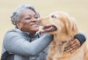 Americana de 75 anos adota cão idoso que havia sido rejeitado
