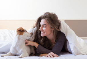 Por Que o Seu Cachorro Dorme Com Você