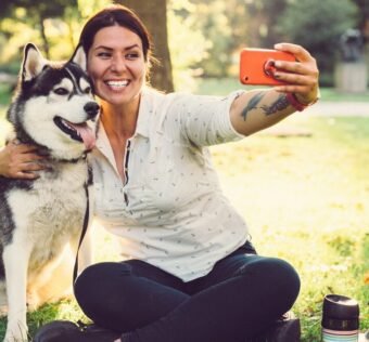 os tutores de pets devem ter rotina diária com brincadeiras